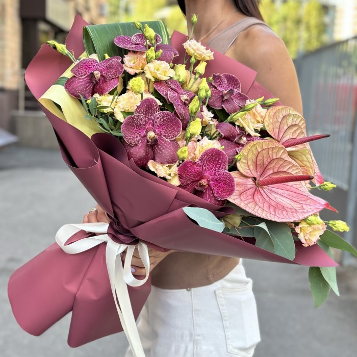 Букет с орхидеями и розовым антуриумом