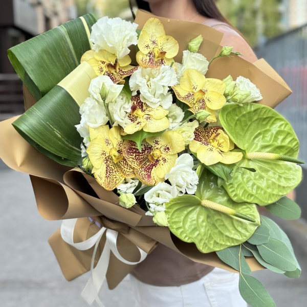 Букет с орхидеями и зеленым антуриумом