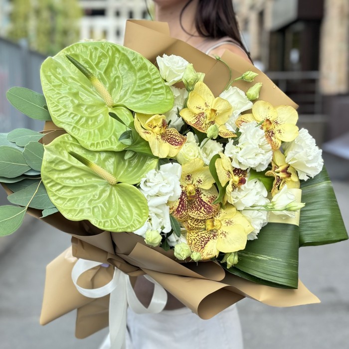 Букет с орхидеями и зеленым антуриумом