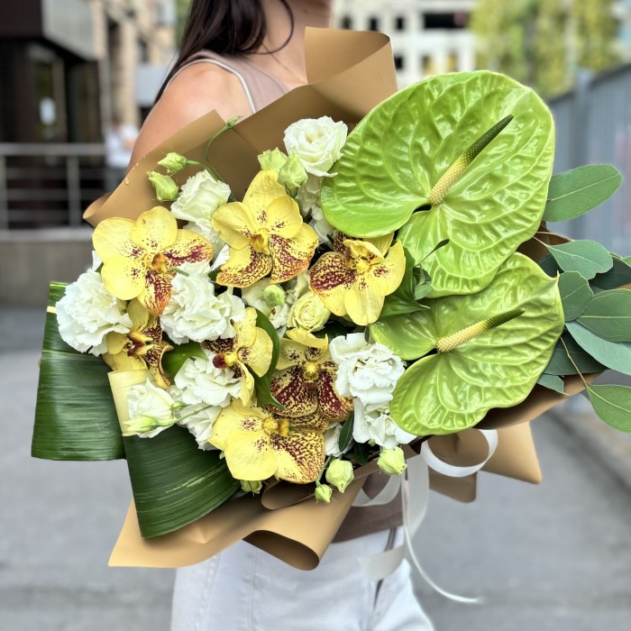 Букет с орхидеями и зеленым антуриумом