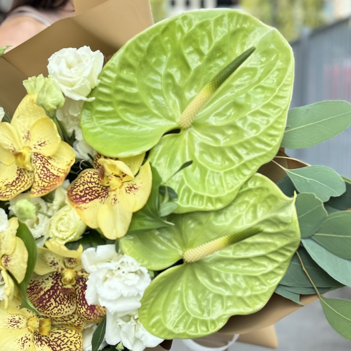 Букет с орхидеями и зеленым антуриумом