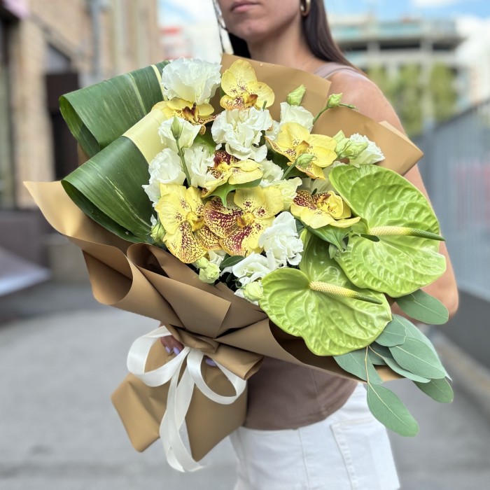 Букет с орхидеями и зеленым антуриумом