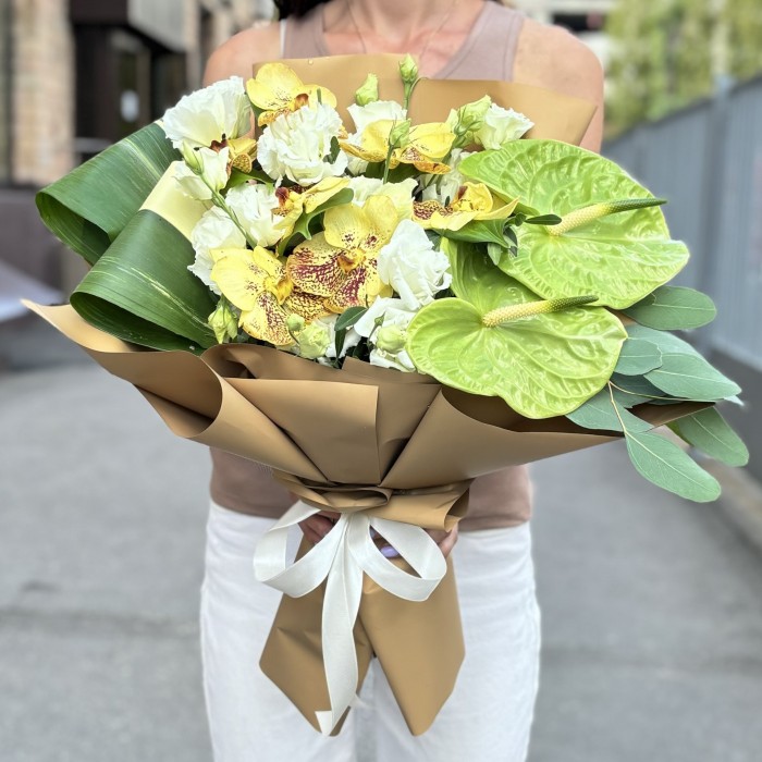 Букет с орхидеями и зеленым антуриумом