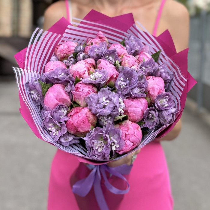 Букет с пионами Флеминг и дельфиниума