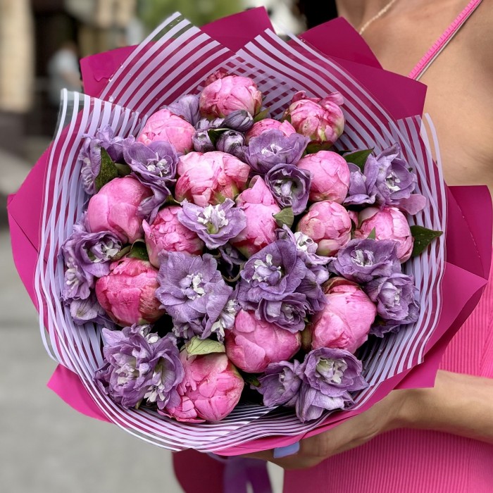 Букет с пионами Флеминг и дельфиниума