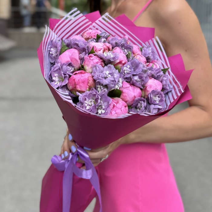 Букет с пионами Флеминг и дельфиниума