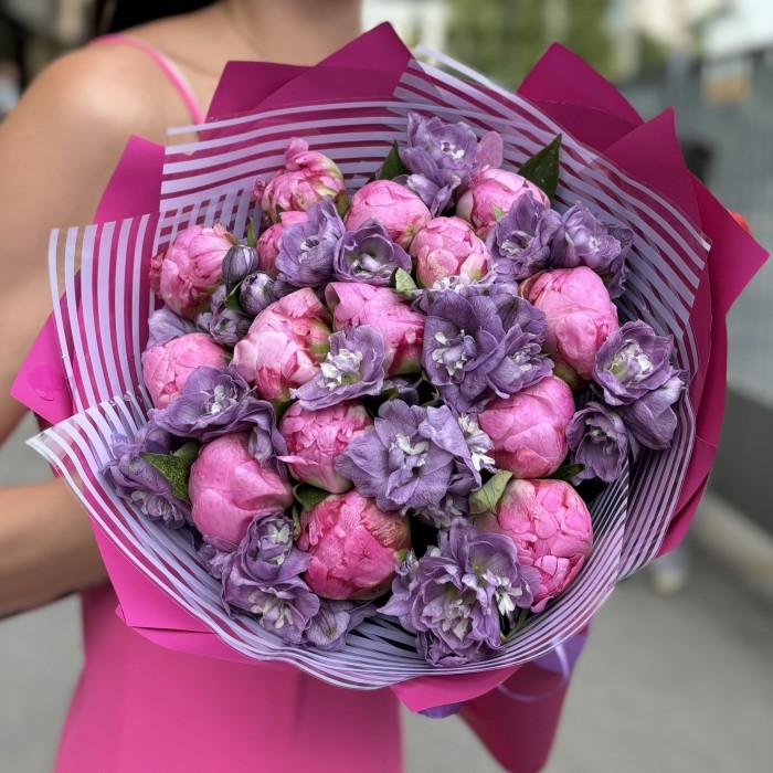 Букет с пионами Флеминг и дельфиниума