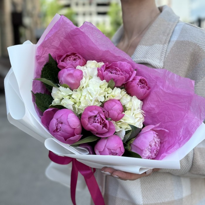 Букет с пионами Флеминг и гортензией