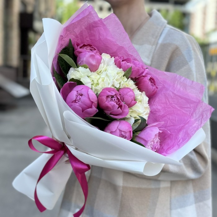 Букет с пионами Флеминг и гортензией