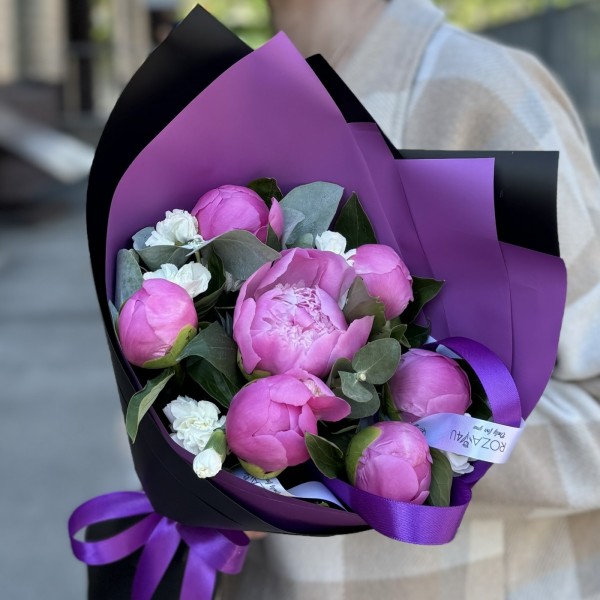 Букет с пионами Флеминг и кустовой гвоздикой