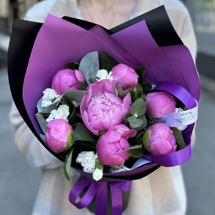 Букет с пионами Флеминг и кустовой гвоздикой