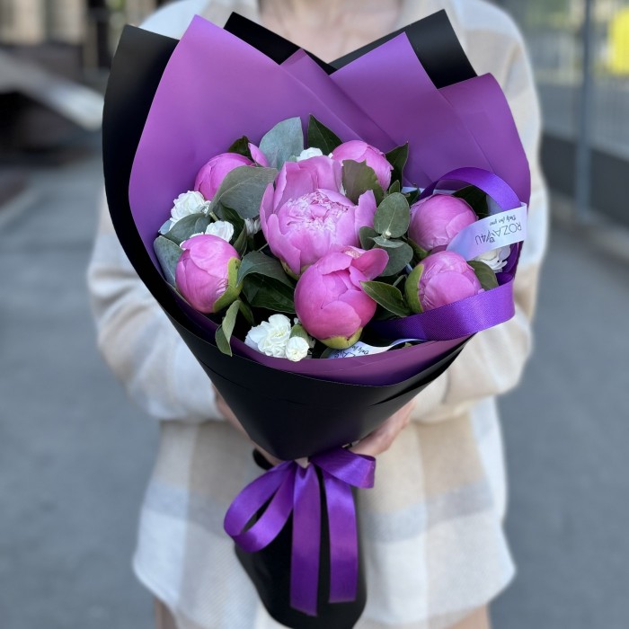 Букет с пионами Флеминг и кустовой гвоздикой
