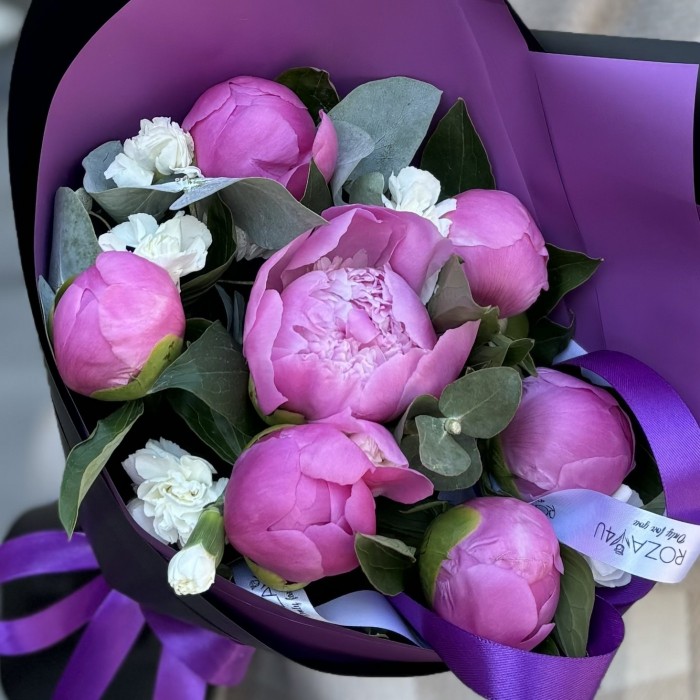 Букет с пионами Флеминг и кустовой гвоздикой