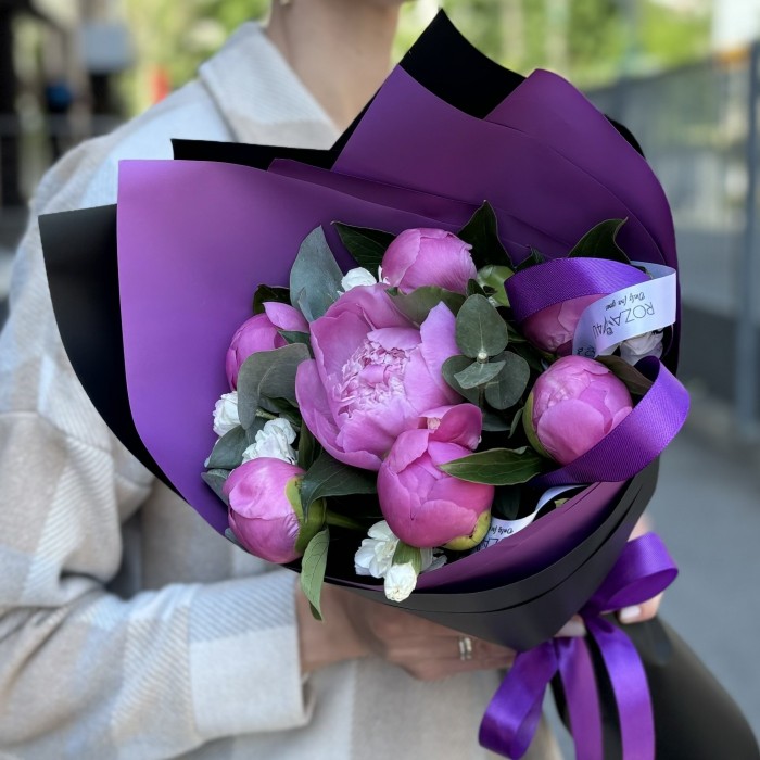 Букет с пионами Флеминг и кустовой гвоздикой