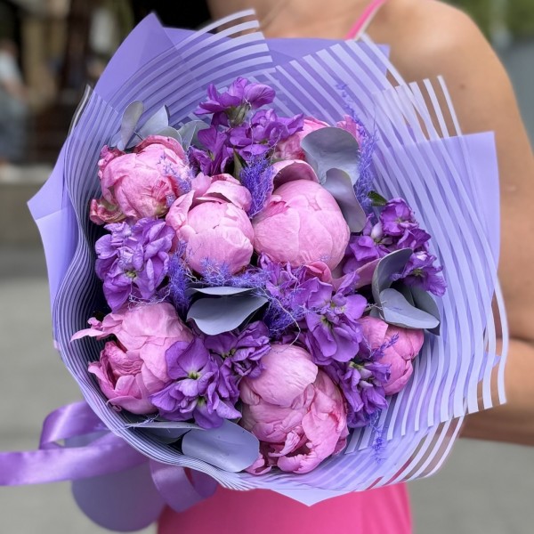 Букет с пионами Флеминг и маттиолой