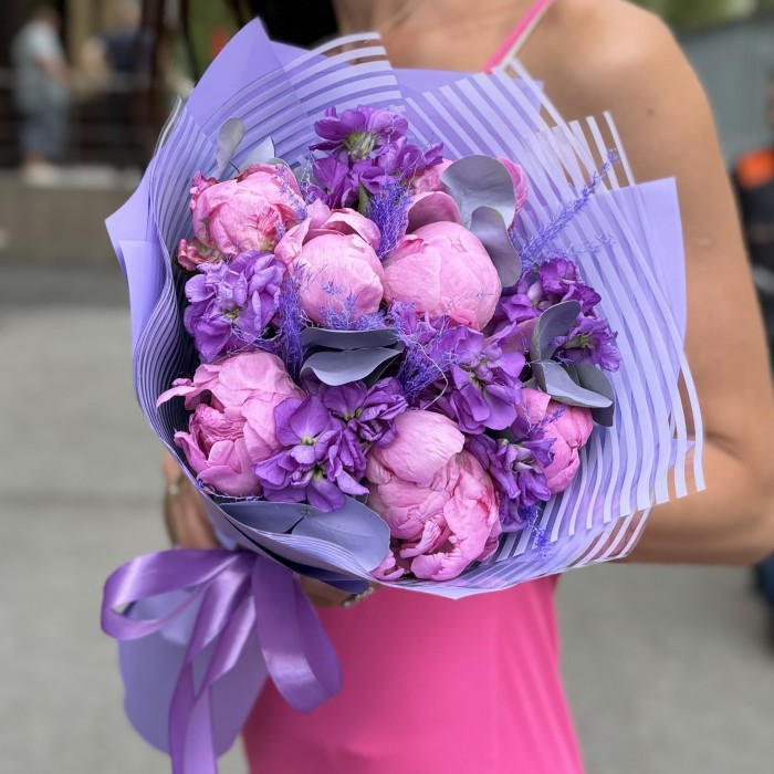 Букет с пионами Флеминг и маттиолой