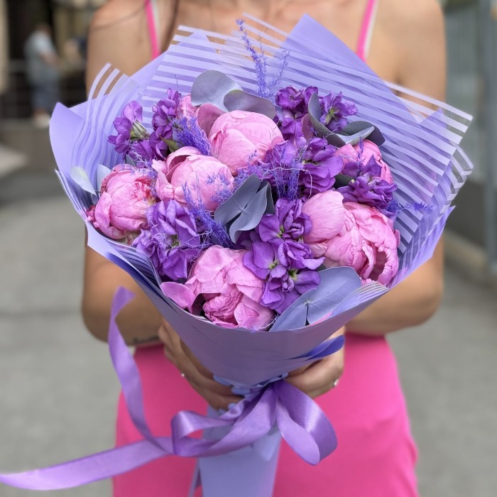 Букет с пионами Флеминг и маттиолой