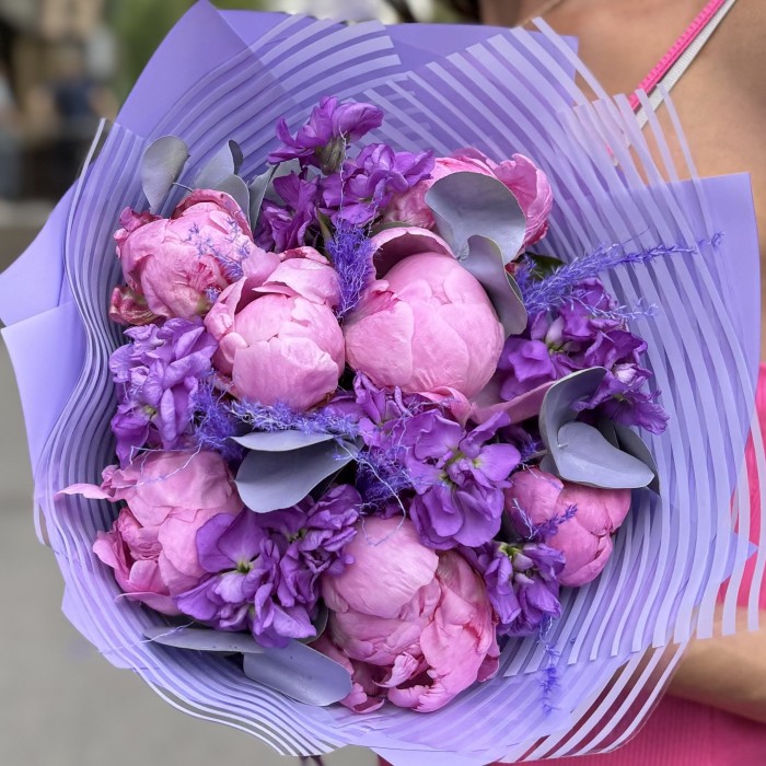 Букет с пионами Флеминг и маттиолой