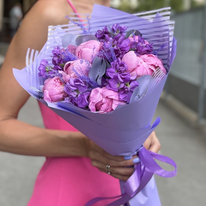 Букет с пионами Флеминг и маттиолой