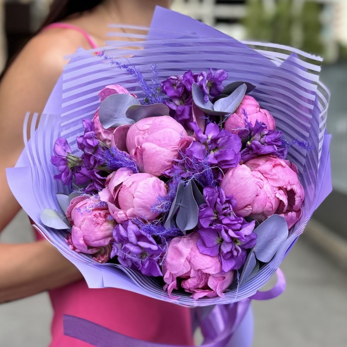 Букет с пионами Флеминг и маттиолой