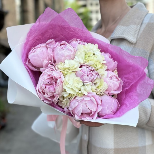 Букет с пионами Сара Бернар и гортензией