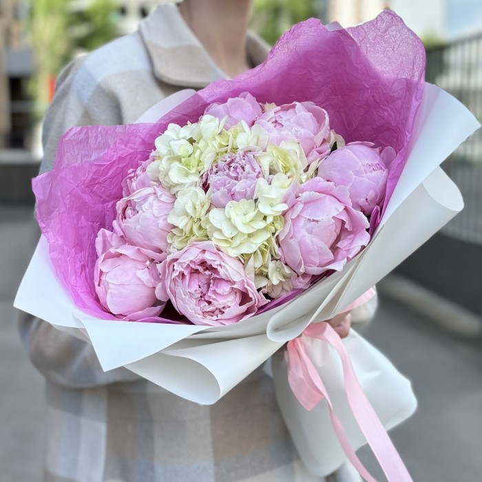Букет с пионами Сара Бернар и гортензией
