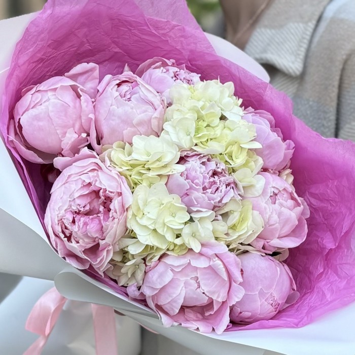 Букет с пионами Сара Бернар и гортензией