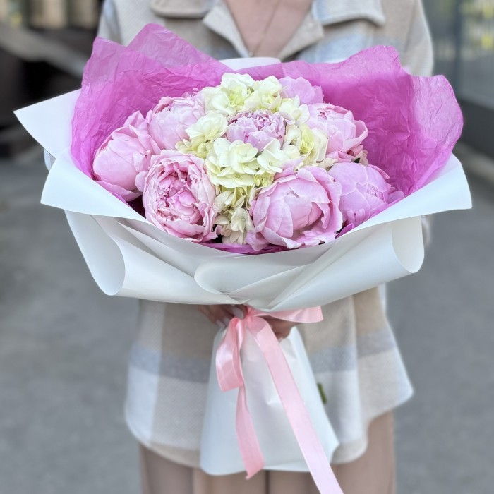 Букет с пионами Сара Бернар и гортензией