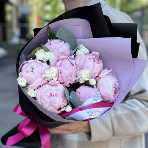 Букет с пионами Сара Бернар и гвоздиками