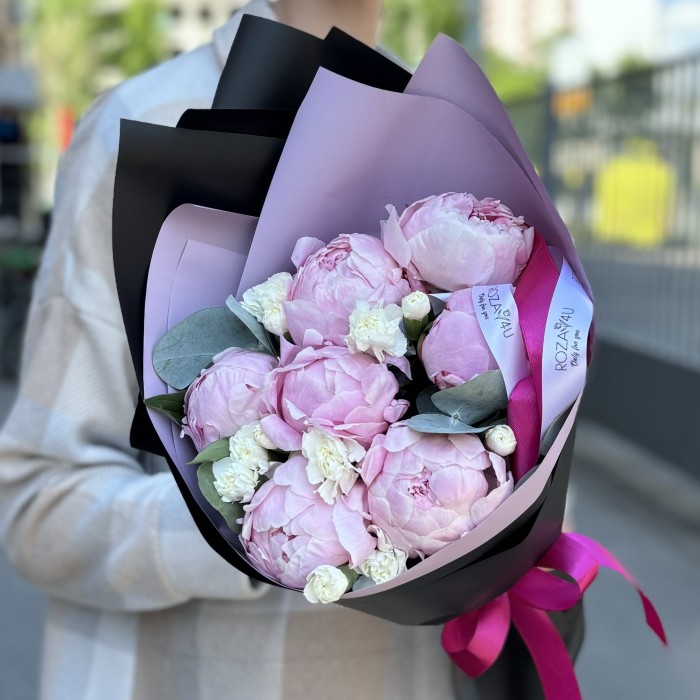 Букет с пионами Сара Бернар и гвоздиками