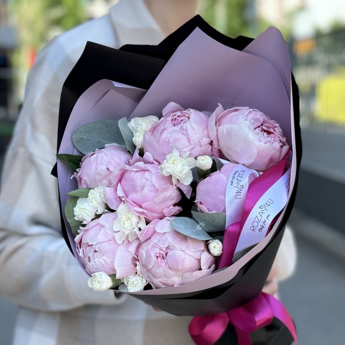 Букет с пионами Сара Бернар и гвоздиками