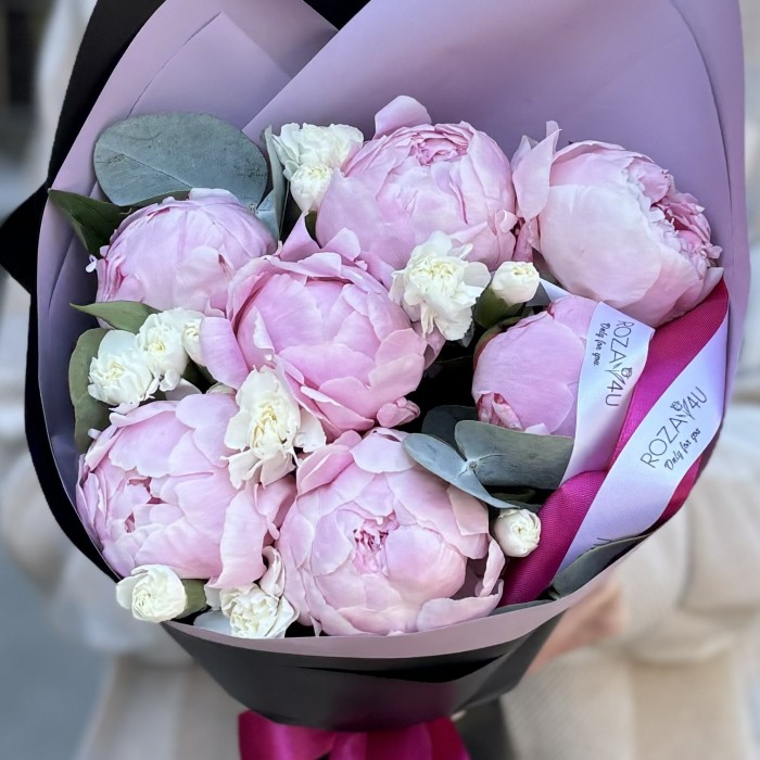 Букет с пионами Сара Бернар и гвоздиками