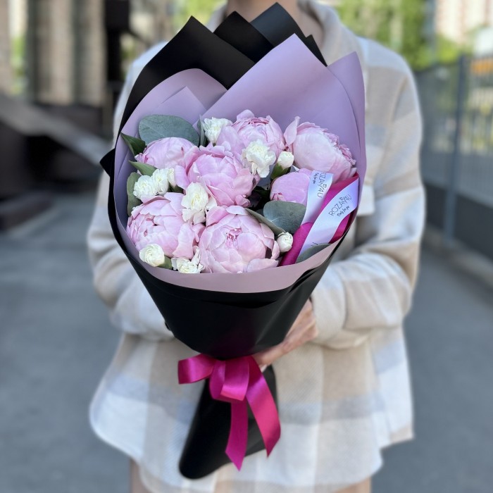 Букет с пионами Сара Бернар и гвоздиками