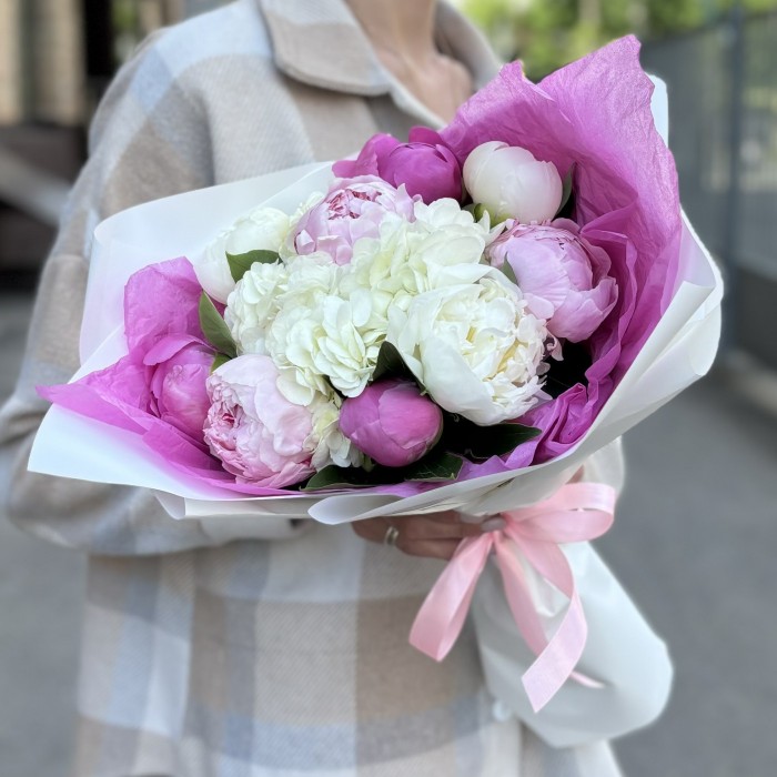 Букет с пионами и гортензией Весна
