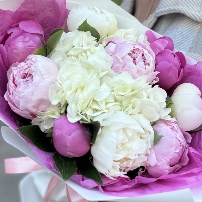 Букет с пионами и гортензией Весна
