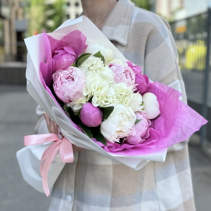 Букет с пионами и гортензией Весна