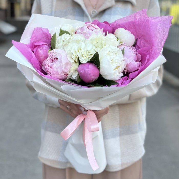 Букет с пионами и гортензией Весна