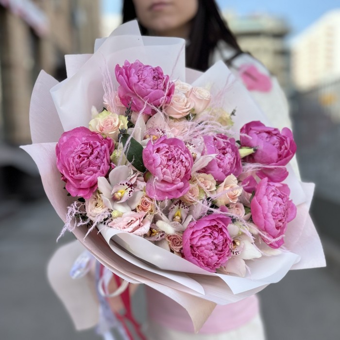 Букет с пионами Флеминг и нежными розами