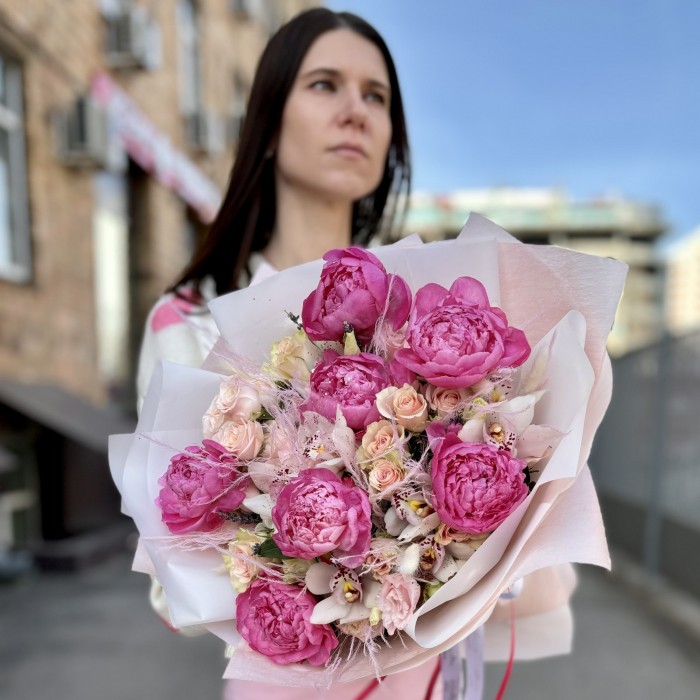 Букет с пионами Флеминг и нежными розами