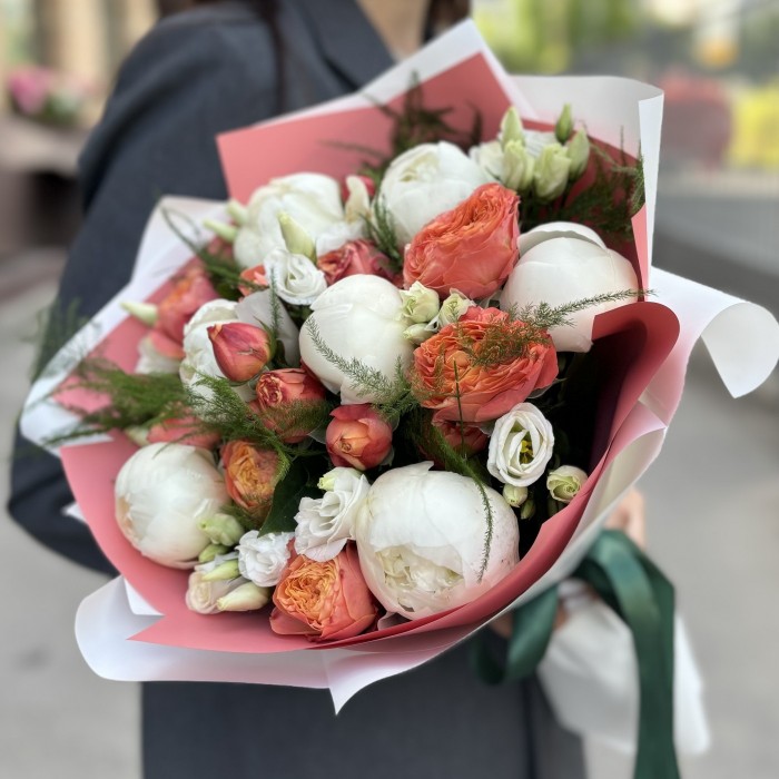 Букет с пионами и розами Ля Мандарин