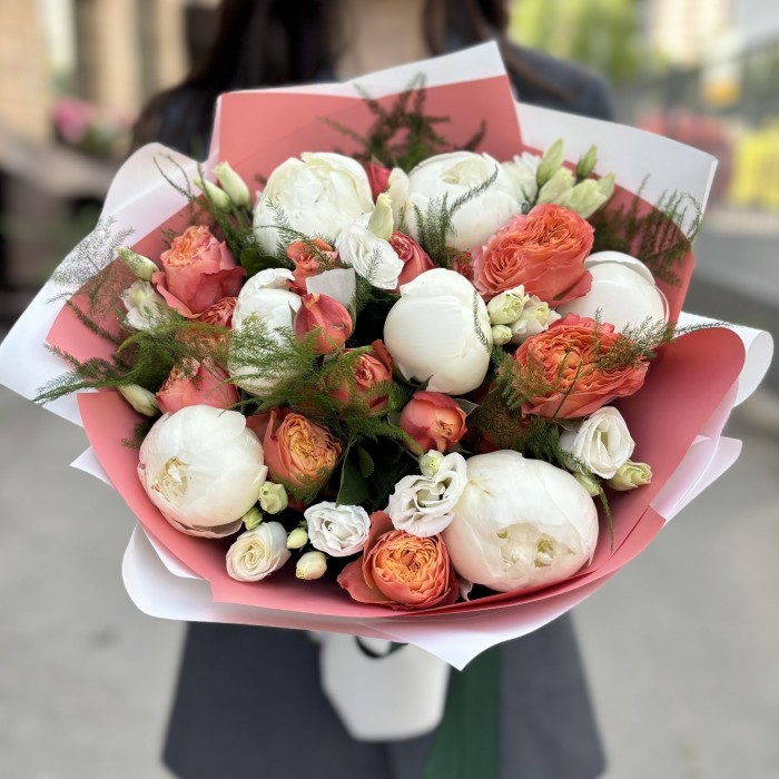 Букет с пионами и розами Ля Мандарин