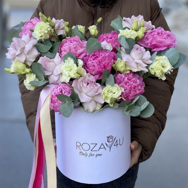 Композиция с пионами и розами Подарок лета