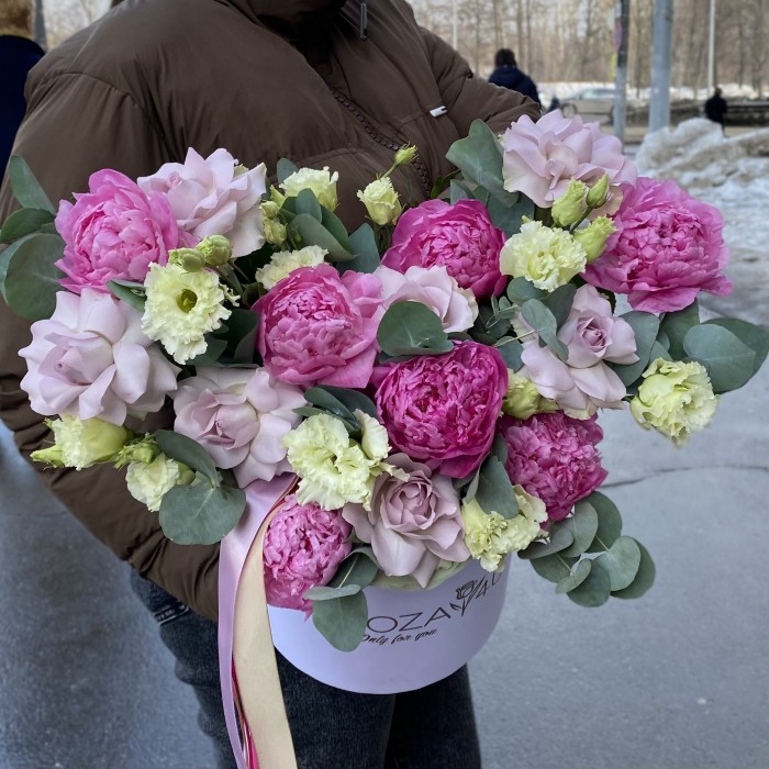 Композиция с пионами и розами Подарок лета