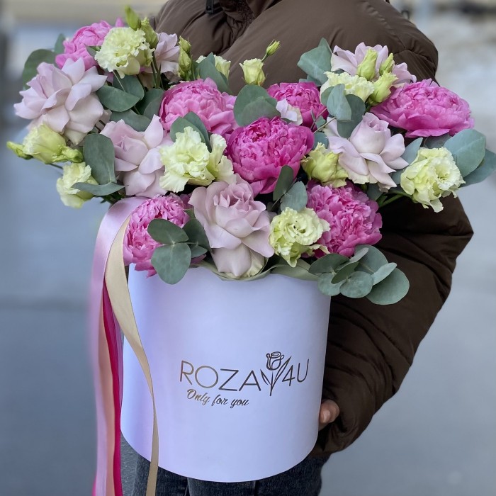 Композиция с пионами и розами Подарок лета