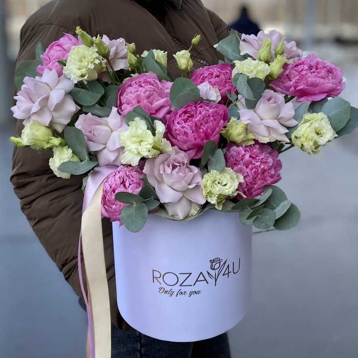 Композиция с пионами и розами Подарок лета