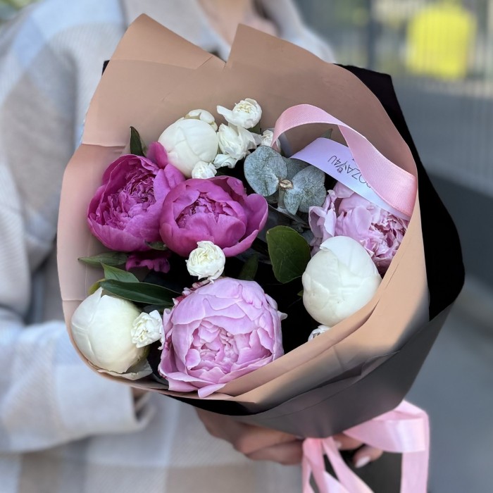 Букет с пионами микс и кустовой гвоздикой