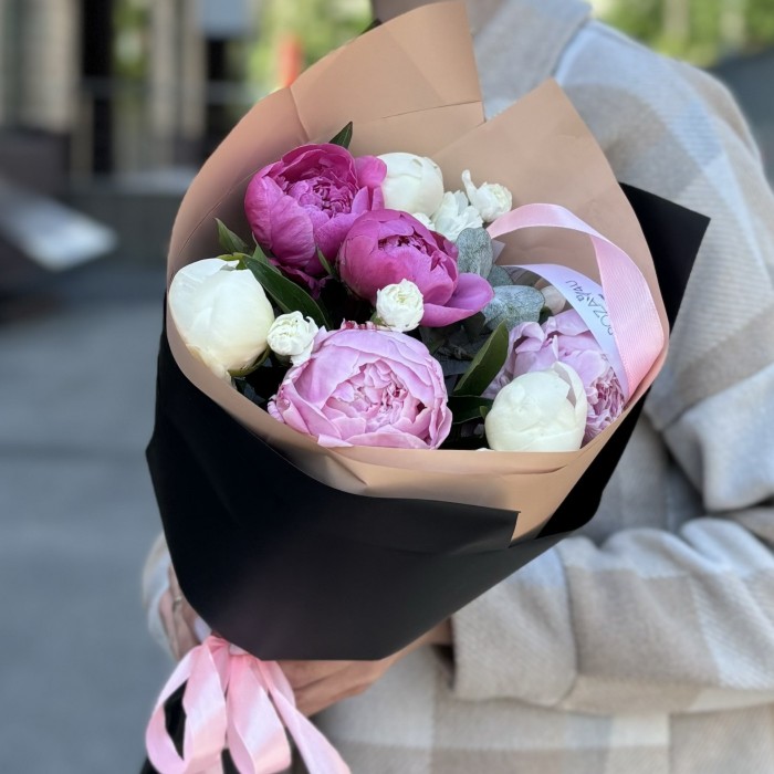 Букет с пионами микс и кустовой гвоздикой