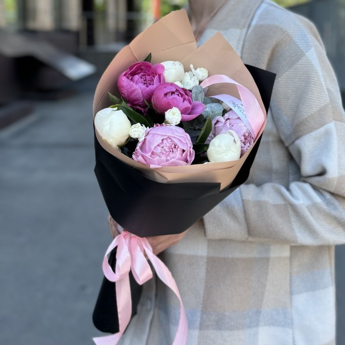 Букет с пионами микс и кустовой гвоздикой