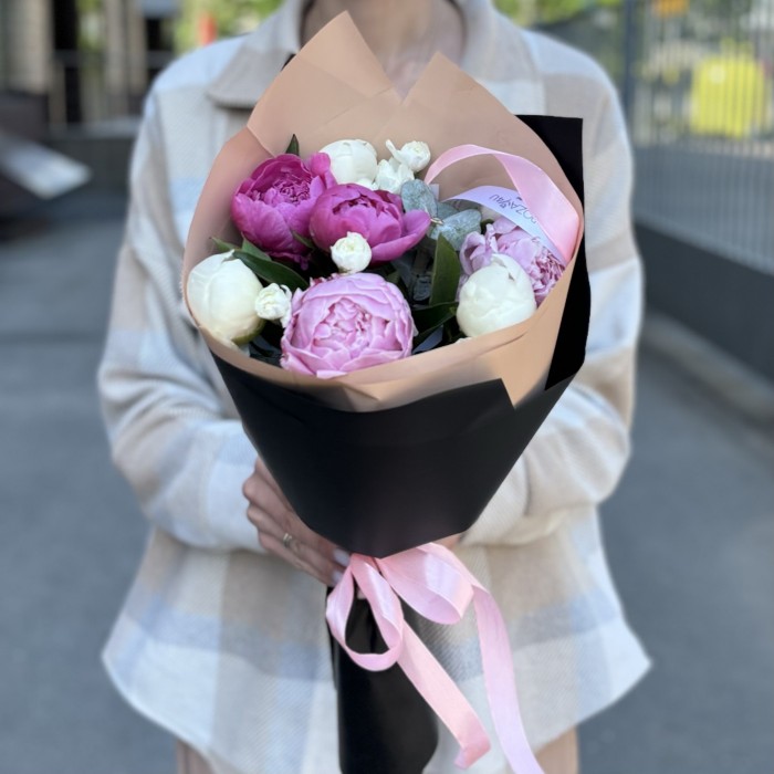 Букет с пионами микс и кустовой гвоздикой