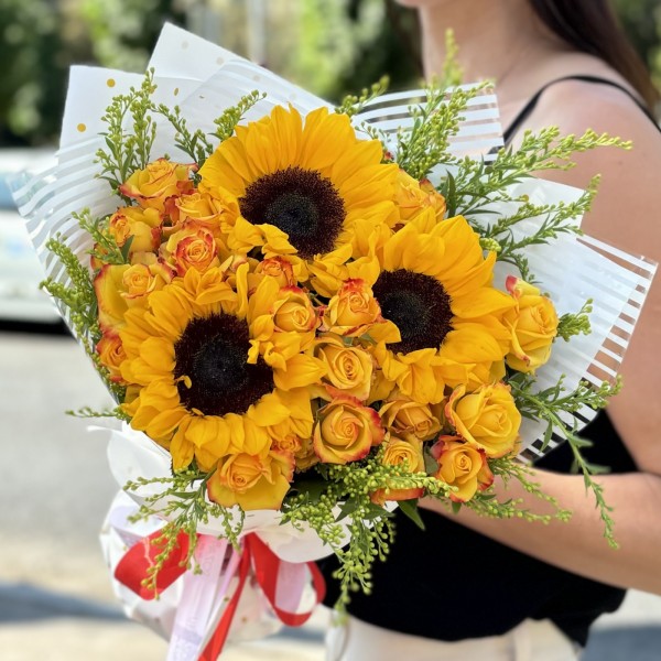 Букет с подсолнухами и кустовой розой